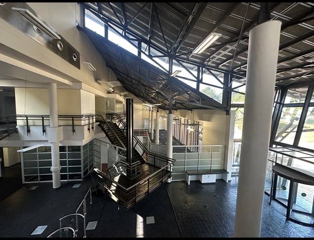 3,888M² OFFICE FOR SALE IN LONGMEADOW